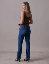 Jean elastizado azul, marca One Five One. Tiro medio, pierna recta, pretina con pasadores, botón y cierre. Delantera con bolsillos inclinados, trasera con bolsillos simulados.