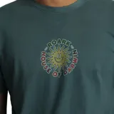 Remera verde con estampado de un sol sonriente y el texto "Roark House of Darwin".