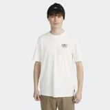 Camiseta de corte regular de 100% algodón, con estampado pequeño en el pecho y cuello redondo.