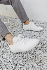 Zapatillas blancas de lana merino, diseño minimalista y atemporal, sin género y para todas las edades. Capellada y forro de lana merino, suela de EVA.