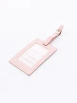 Identificador de maleta rectangular con estampado floral en tonos pastel y correa de ajuste rosa.