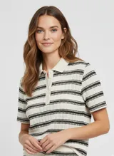 Polo de tejido de punto a rayas horizontales en blanco y negro, con cuello camisero y cierre parcial de botones.