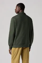 Buzo verde oscuro de cuello alto con cierre metálico corto y logo rojo de Levi's bordado en el pecho.