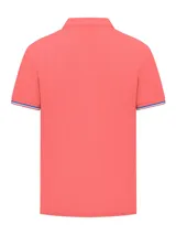 Remera polo celeste de piqué de algodón con cuello clásico, tapeta de dos botones y logo bordado en el pecho. Puños con ribete a contraste.