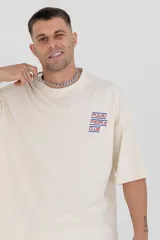 Remera color crema de corte holgado con estampado en la espalda que dice 'Pulau People Club Crafted & Designed For Members Only'.