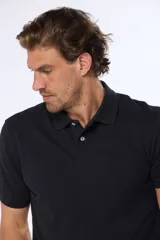 Remera polo piqué lisa negra con cuello en rib y botones personalizados.
