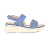 Sandalias de plataforma color piel, con dos tiras anchas en el empeine, una de cuero y otra elástica.