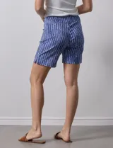 Short de gabardina elastizada con estampado floral en tonos azules, rosas y violetas. Pretina ancha elastizada y bolsillos delanteros.