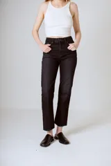 Pantalón de jean negro de tiro alto y corte recto.