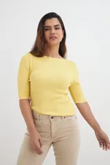 Sweater amarillo de tejido de punto acanalado, con cuello bote y mangas 3/4.