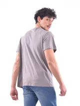 Remera azul de corte clásico y mangas cortas.