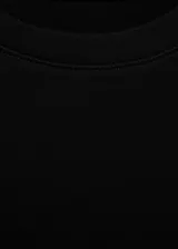 Remera negra de algodón, de corte recto, manga corta y cuello redondo.