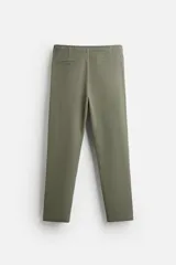 Pantalón de jogging color beige confeccionado en tejido de mezcla de algodón. Cuenta con cintura elástica ajustable con cordón, bolsillos frontales y traseros.