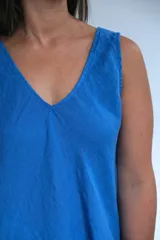 Musculosa azul francia de lino italiano, con escote en V tanto en el frente como en la espalda y corte acampanado.