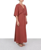 Vestido kaftan largo color ladrillo, con escote en V, mangas cortas amplias y nudo en la cintura.
