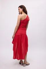 Falda midi color borgoña con tablas hechas con cortes diagonales y frunces.