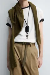 Camiseta verde militar de corte holgado confeccionada en tejido de algodón compacto. Cuello redondo con ribete doble y mangas cortas.