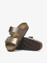 Sandalias Birkenstock modelo Sydney, color dorado metalizado, con dos correas ajustables con hebillas doradas.