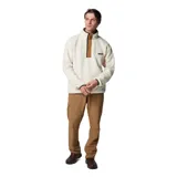 Buzo de polar tipo sherpa para hombre, modelo Helvetia Snap Fleece de Columbia. Presenta un diseño de cuello alto con cartera de botones a presión en color marrón, bolsillo con cierre en el pecho y ribetes elásticos en puños y bajo.