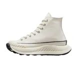 Zapatillas de lona de corte alto color blanco con plataforma angular y vanguardista, diseñadas para comodidad y libertad de movimiento.