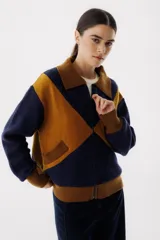 Campera bomber azul con diseño geométrico en color mostaza, cierre frontal y bolsillos laterales.