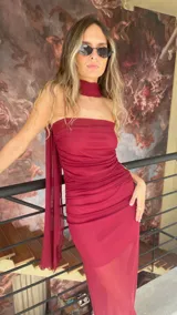 Vestido largo color magenta de microtul elastizado, con escote recto, frunces y forro corto. Incluye cuello desmontable.