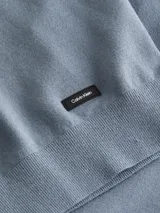 Sweater celeste de tejido de punto con cuello redondo, puños y bajo acanalados.