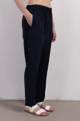 Pantalón de corte recto con cintura elástica, patrón de cuadros finos a contra tono y largo hasta el tobillo.