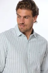 Camisa de lino color beige con rayas verticales blancas, corte slim fit y mangas largas.