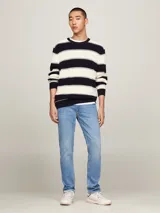 Jean de corte recto entallado, con efecto lavado y desteñido, de estilo cinco bolsillos y detalles distintivos de Tommy Hilfiger.