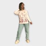 Buzo de textura suave y ligera, con cuello redondo y manga larga, diseñado con estampados en el delantero.