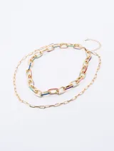 Collar doble dorado, uno con eslabones grandes con detalles de color y otro con eslabones pequeños.