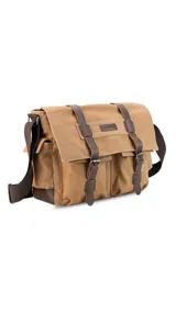 Morral de tela canvas color marrón con tapa, doble bolsillo frontal, trasero y laterales. Interior espacioso con compartimento para notebook de 15". Correa de galón regulable para mayor comodidad.