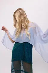 Poncho de gasa color celeste, de talle único.