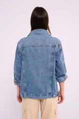 Campera de jean celeste con cuello clásico, cierre frontal con botones metálicos, bolsillos con solapa en el pecho y mangas largas con puños abotonados.
