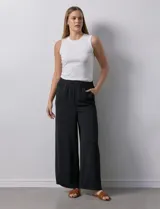 Pantalón negro de pierna ancha, marca Ninety. Con pretina ancha y elastizada.