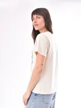 Remera rosa con estampado de labios rojos y texto en letras rojas y blancas.