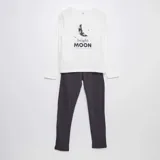Conjunto de pijama blanco y gris con estampado de luna y texto.
