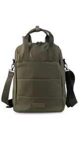 Mochila matera confeccionada en tela impermeable color beige, diseñada con dos compartimientos independientes para el kit de mate y objetos personales. Cuenta con bolsillos internos, asas de mochila acolchadas, asa de mano superior y una correa ajustable extraíble para llevar al hombro.