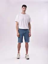 Bermuda de jean color celeste con dobladillo en la botamanga.