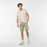 Musculosa blanca de tejido calado con cuello redondo y sisas amplias.