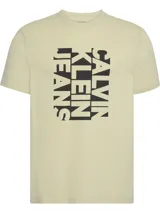 Remera color crema de corte recto, cuello redondo y mangas cortas. Estampado frontal con el logo de Calvin Klein Jeans en negro.
