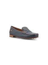 Mocasín de cuero graneado color negro, con forro y plantilla de cuero, y suela de goma.