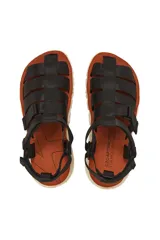 Sandalias negras con tiras anchas de ajuste con velcro, base marrón y suela blanca con diseño geométrico.