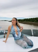 Top con estampado abstracto en tonos celeste, azul y blanco. Diseño con escote halter, espalda descubierta y abertura en el abdomen.