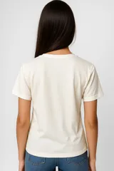 Remera negra de algodón con cuello redondo y estampado de estilo vintage con imágenes de carteles y textos relacionados con el mundo del rodeo.