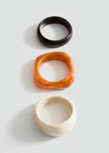 Pack de tres pulseras rígidas de acrílico en color marrón, naranja y beige.