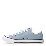 Championes Converse Chuck Taylor All Star de caña baja, color celeste, con cordones blancos y suela de goma blanca con línea negra.