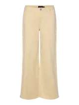 Pantalón jean de corte ancho color beige, con bolsillos delanteros y traseros.