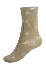 Medias color naranja con estampado de flores blancas.